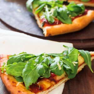 Pizza 8 Porciones de rúcula y tomates secos 🔸